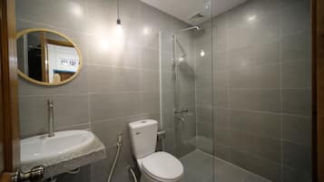 Family Room | Bilik Mandi | Pancuran mandi, kelengkapan dandanan diri percuma, pengering rambut