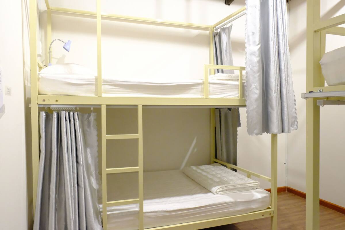 WiFi (free), bed sheets