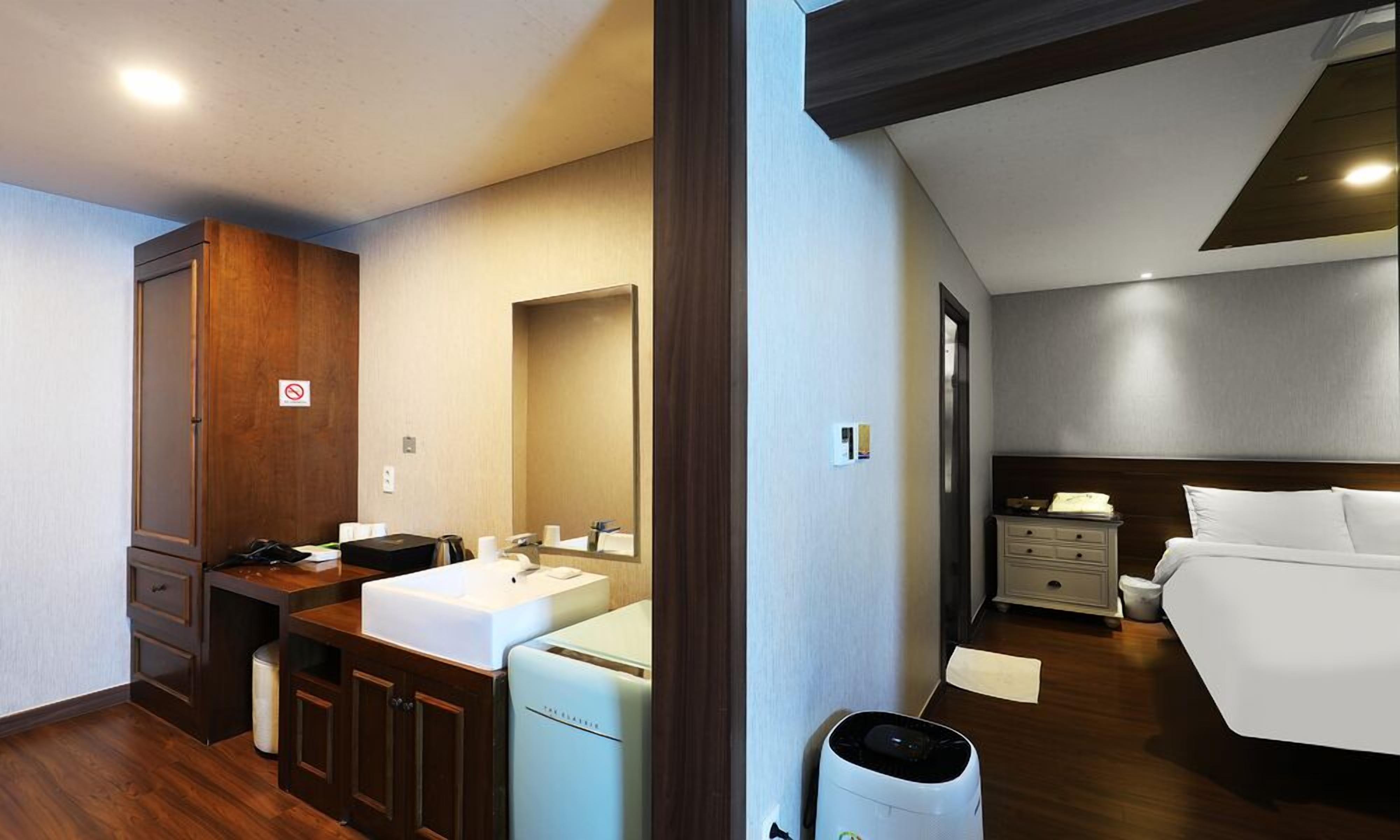 suite | bathroom | shower, free toiletries, hair dryer, bathrobes