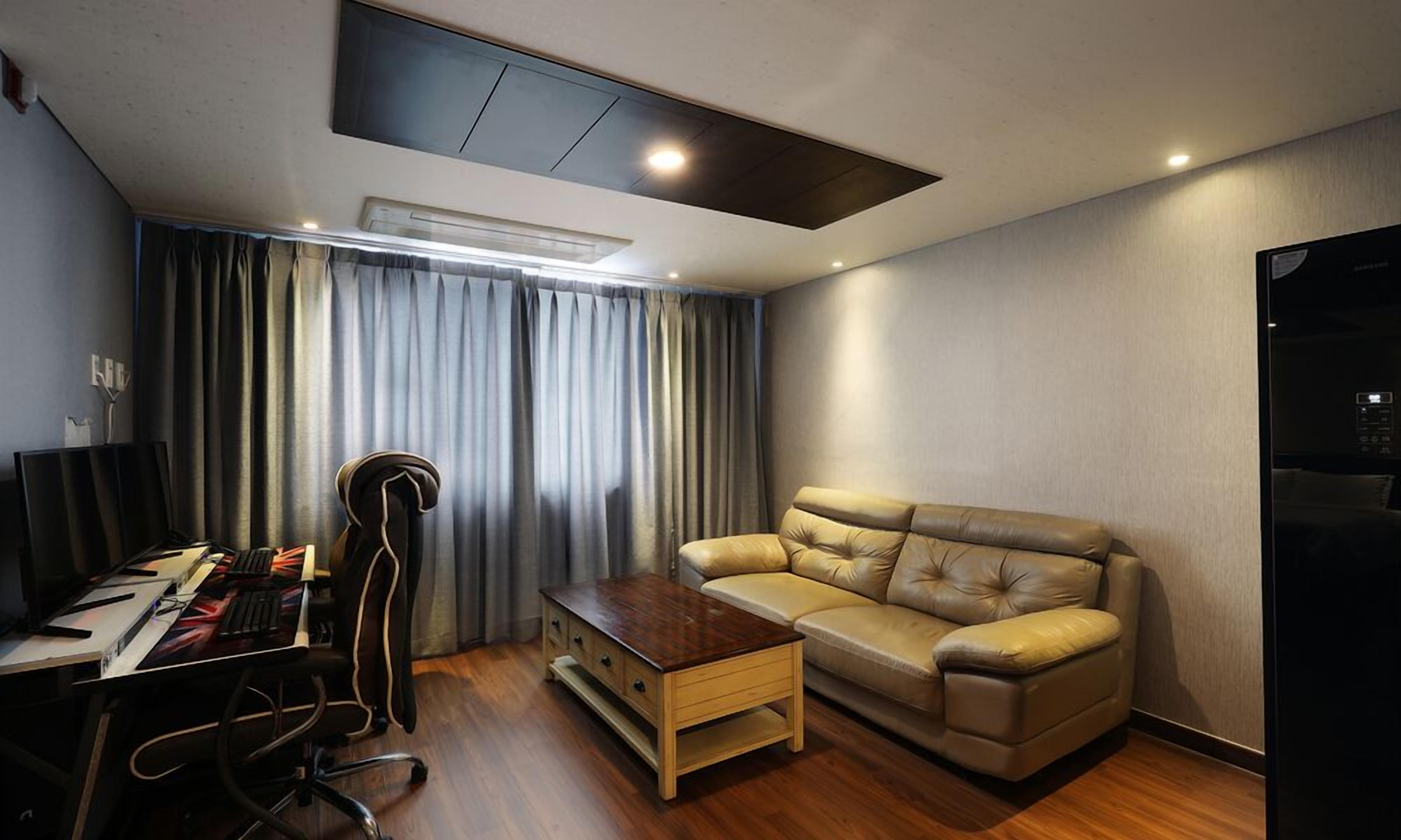 suite | 1 bedroom, individually decorated, individually furnished