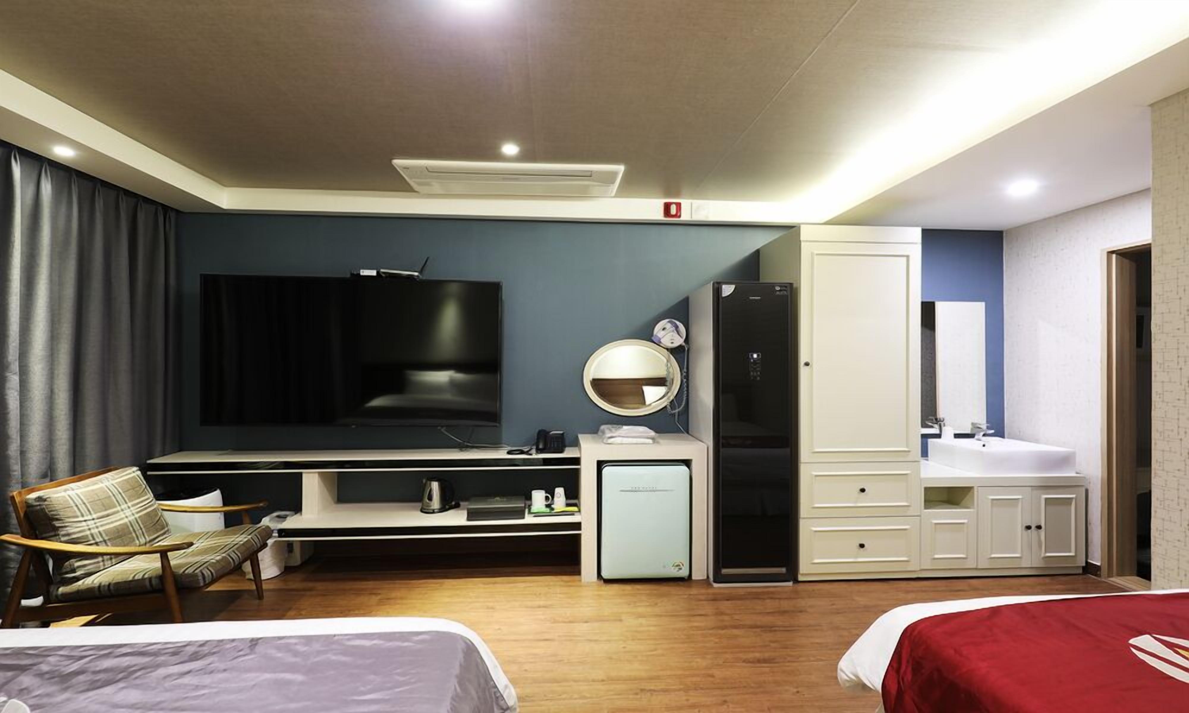 deluxe twin | 1 bedroom, individually decorated, individually furnished