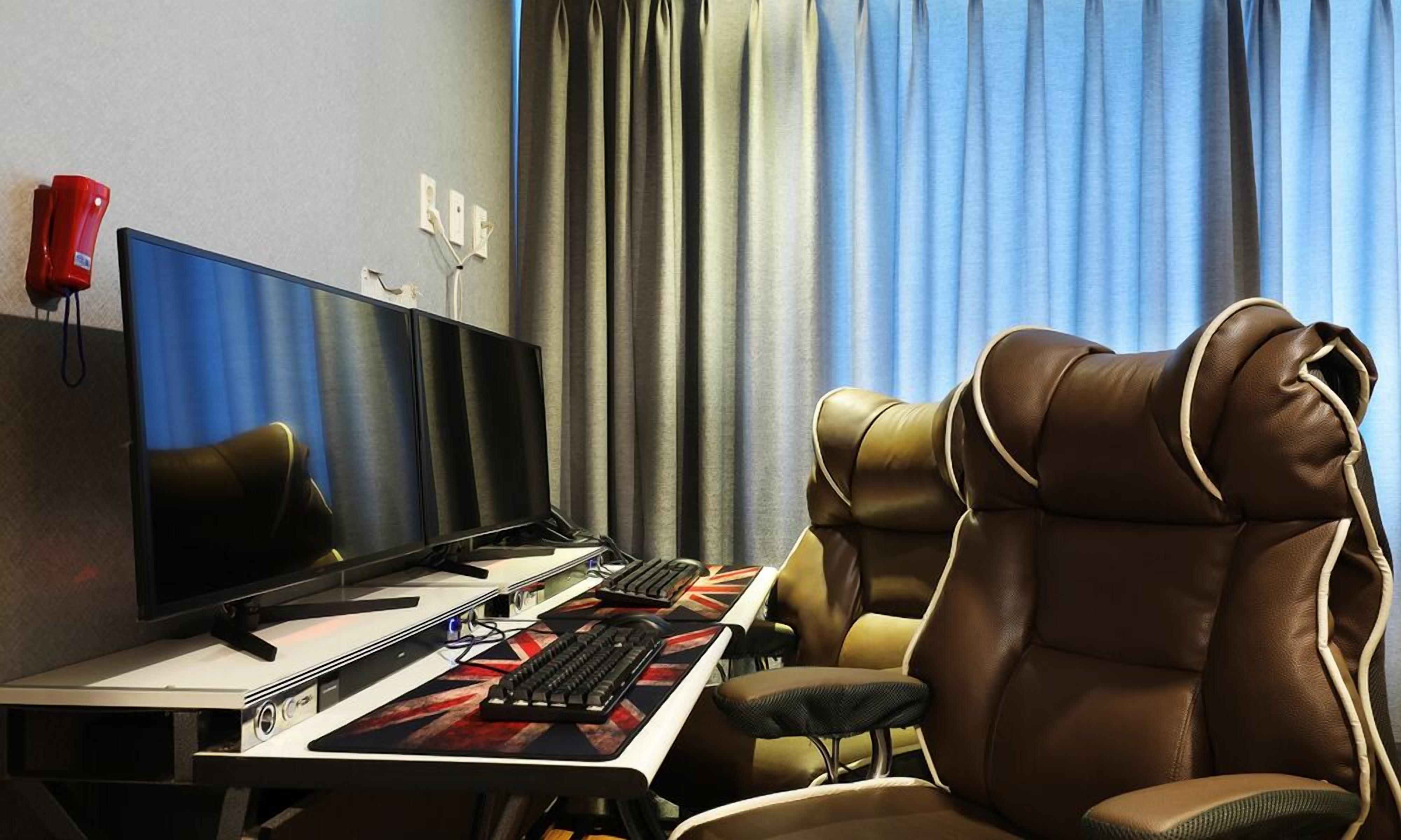 suite | 1 bedroom, individually decorated, individually furnished