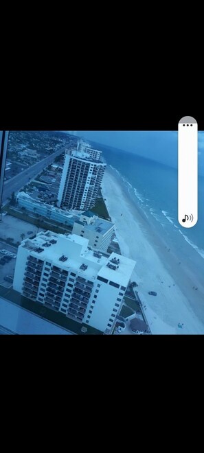 On the beach, sun-loungers, beach towels - Oceans Seven Oceanfront (Daytona Beach Shores)