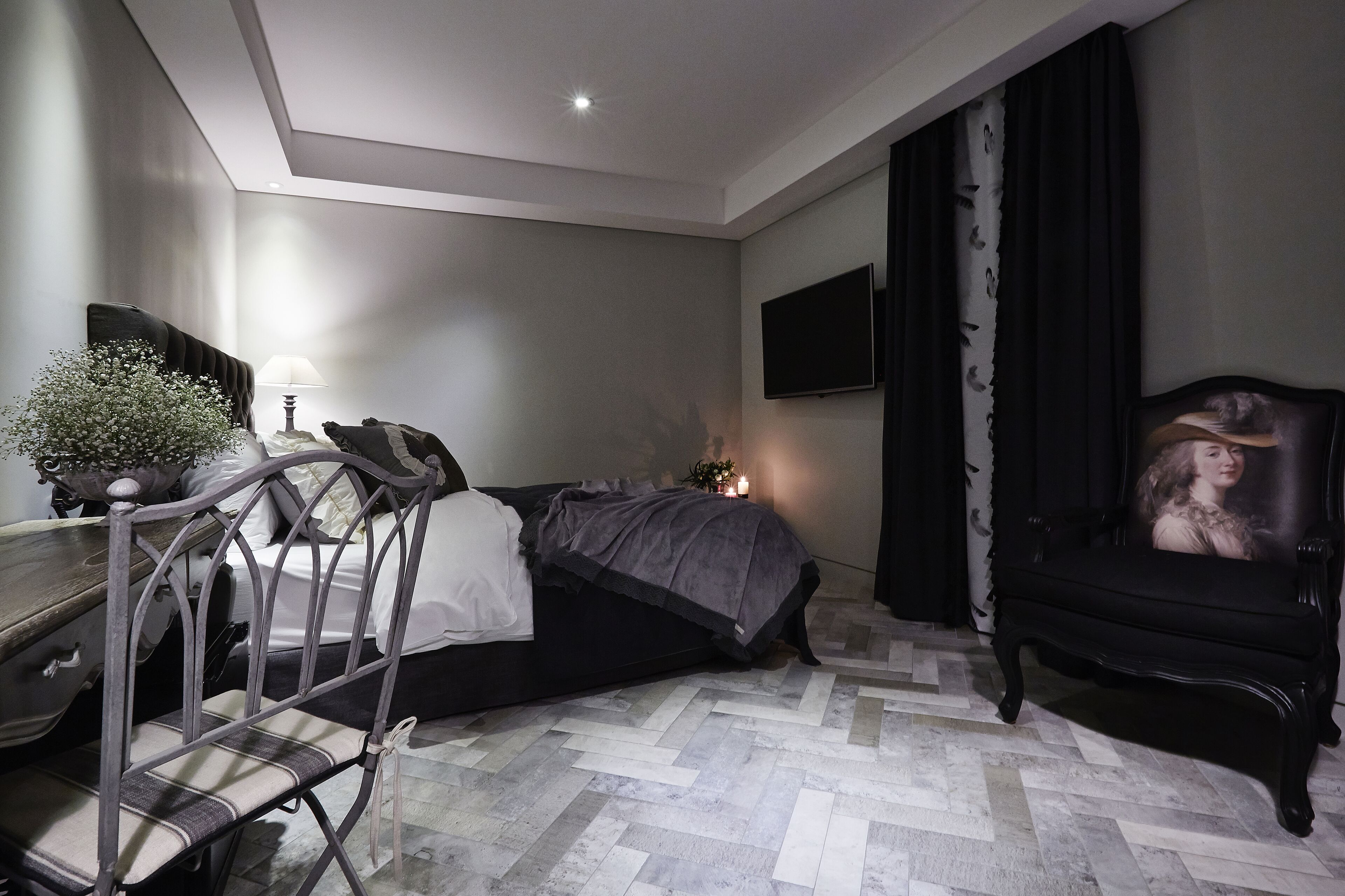 deluxe double room, smoking | premium bedding, down duvets, select comfort beds, free minibar items