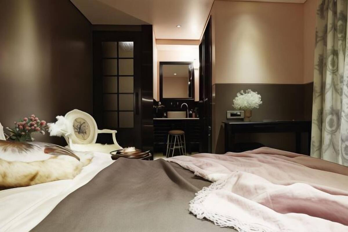 Premium bedding, down comforters, Select Comfort beds
