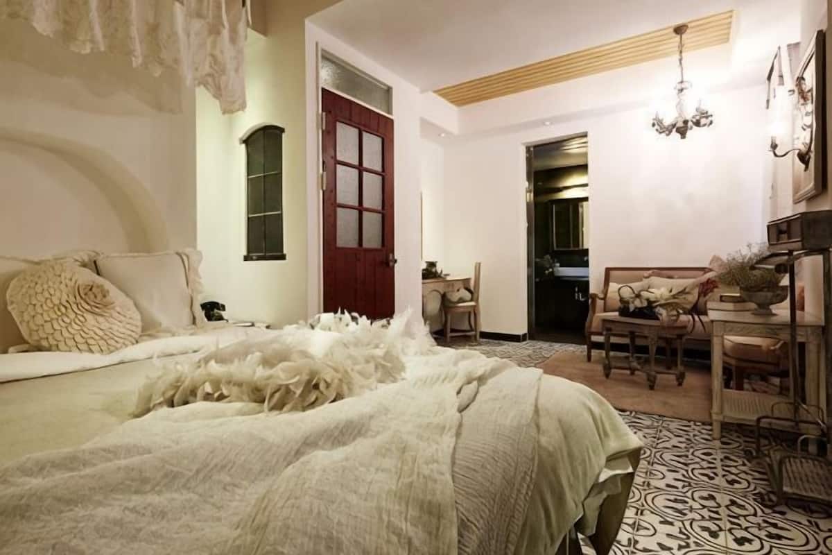 Premium bedding, down comforters, Select Comfort beds