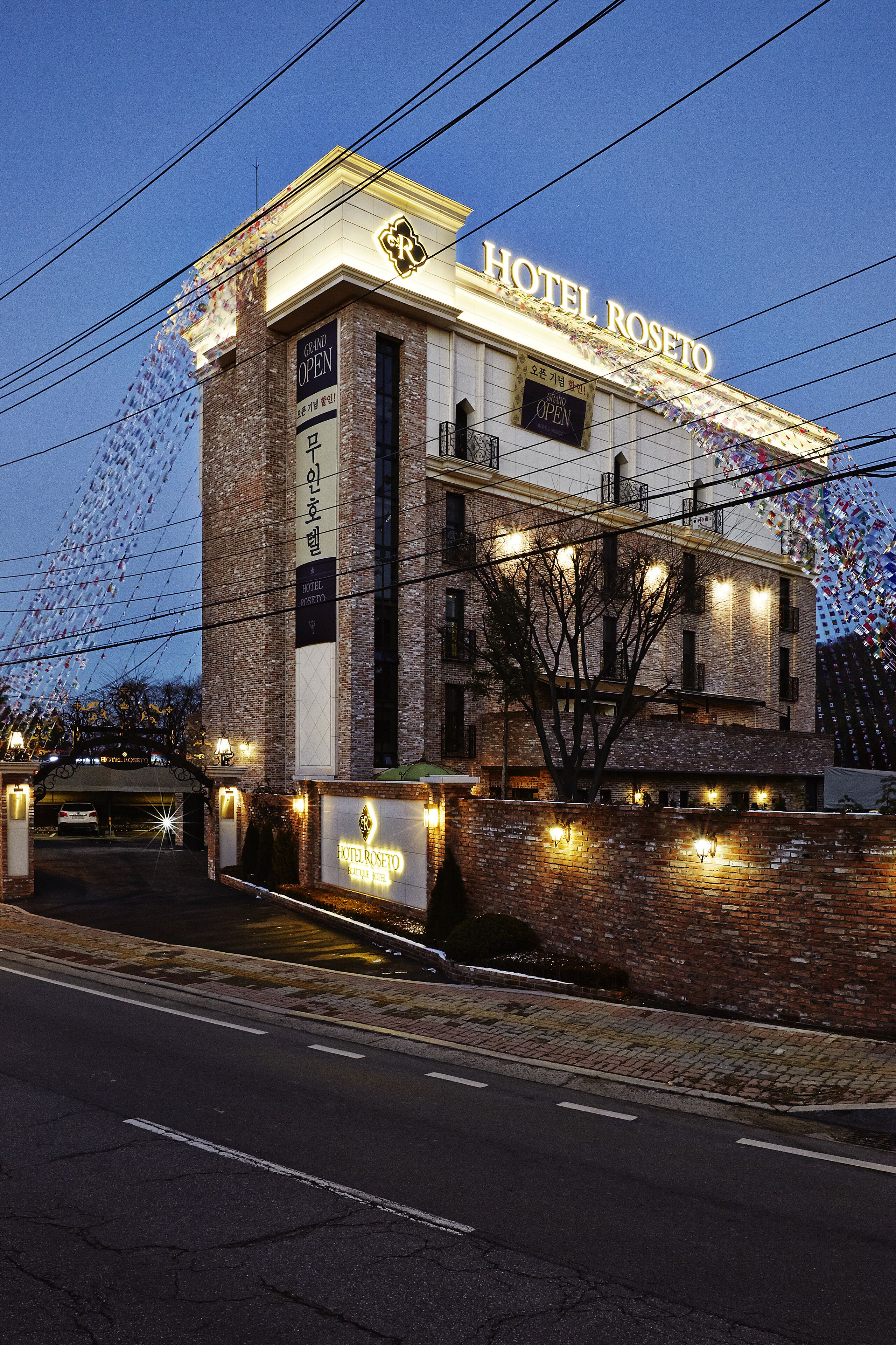 숙박 시설 정면 - 저녁/밤