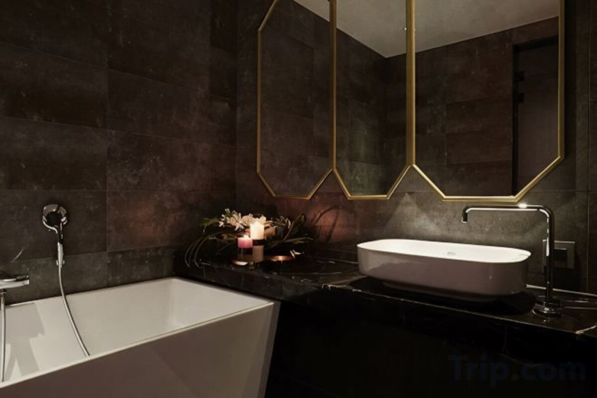Separate tub and shower, rainfall showerhead, free toiletries