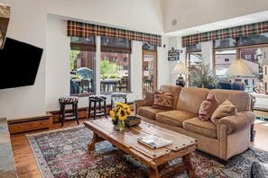 Televisión y chimenea 