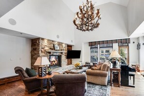 Televisión y chimenea 