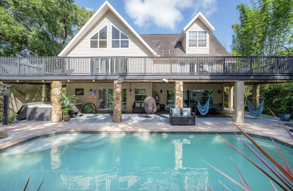 Alberca al aire libre y alberca climatizada