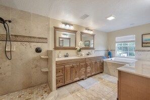 Combined shower/tub, hair dryer, towels, soap - ✨River Front✨Heated Pool Estate-Large Group,Busch Garden,USF, Sleeps 14 (Tampa)