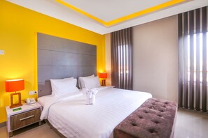 Habitación Deluxe doble, 1 cama de matrimonio grande | Minibar, caja fuerte, escritorio y tabla de planchar con plancha