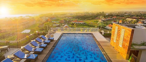 Piscina a l'aire lliure (horari: 10:00-23:00) i para-sols