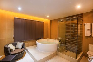 Jacuzzi Suite Room | Baño | Bañera y ducha independientes y cabezal de ducha tipo lluvia