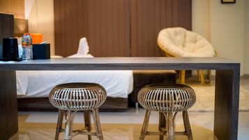 Jacuzzi Suite Room | Minibar, coffres-forts dans les chambres, bureau