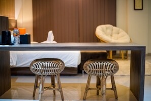 Jacuzzi Suite Room | Minibar, caja de seguridad en la habitación y escritorio 
