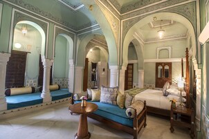 Quarto casal ou duplo real | Roupas de cama premium, cofres nos quartos, cortinas blackout