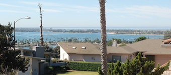 Entire 3 Bedrooms Guest House Close Beach Downtown