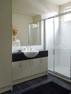 Badewanne, Haartrockner, Handtücher, Seife