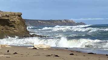 Beach nearby, sun-loungers, beach towels