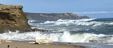 靠近海滩、沙滩椅、沙滩毛巾