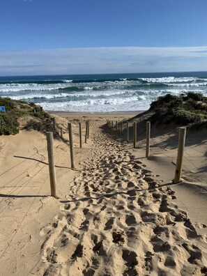 Beach nearby, sun-loungers, beach towels - Salt Bush - Great views nestled  in the moonahs (St Andrews Beach)