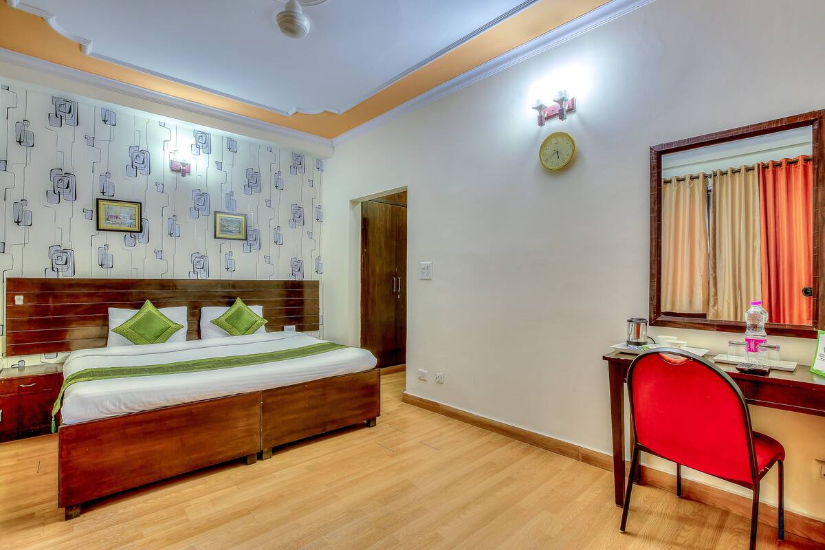 Habitación Deluxe | Tabla de planchar con plancha, wifi gratis, ropa de cama