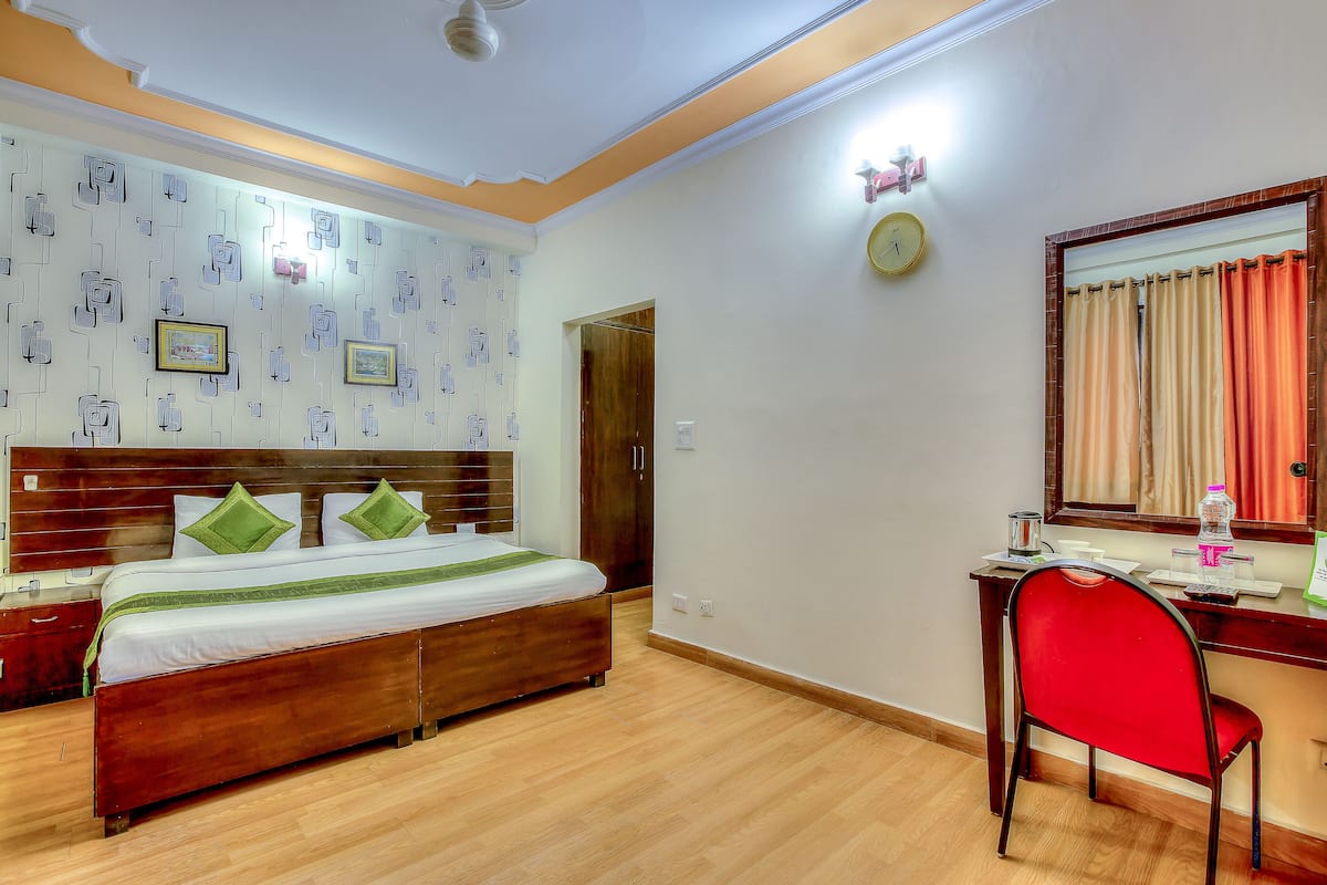 Deluxe Room | Iron/ironing board, free WiFi, bed sheets