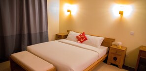 King Room with Balcony | Màn/rèm cản sáng, bàn ủi/dụng cụ ủi quần áo 
