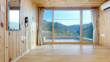 1 bedroom, hypo-allergenic bedding, memory foam beds, desk