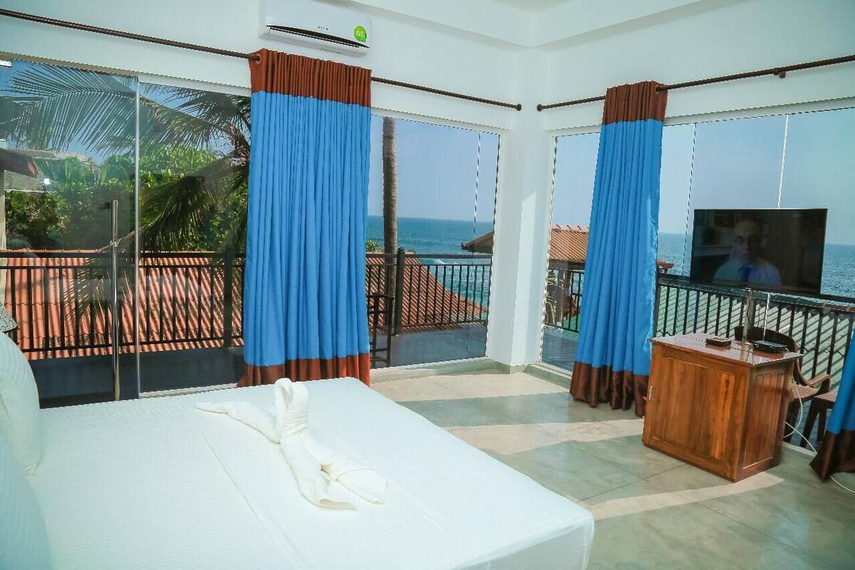 Habitación ejecutiva doble, 2 habitaciones, vistas al mar | Escritorio, espacio para trabajar con un portátil, cortinas opacas