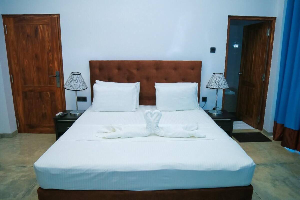 Escritorio, espacio para trabajar con un portátil, cortinas opacas