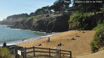 Una spiaggia nelle vicinanze