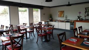 Petit déjeuner buffet (12 EUR par personne)