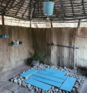 Shower, designer toiletries, towels, soap - Mikes Camp Kiwayu (Kiwayu)