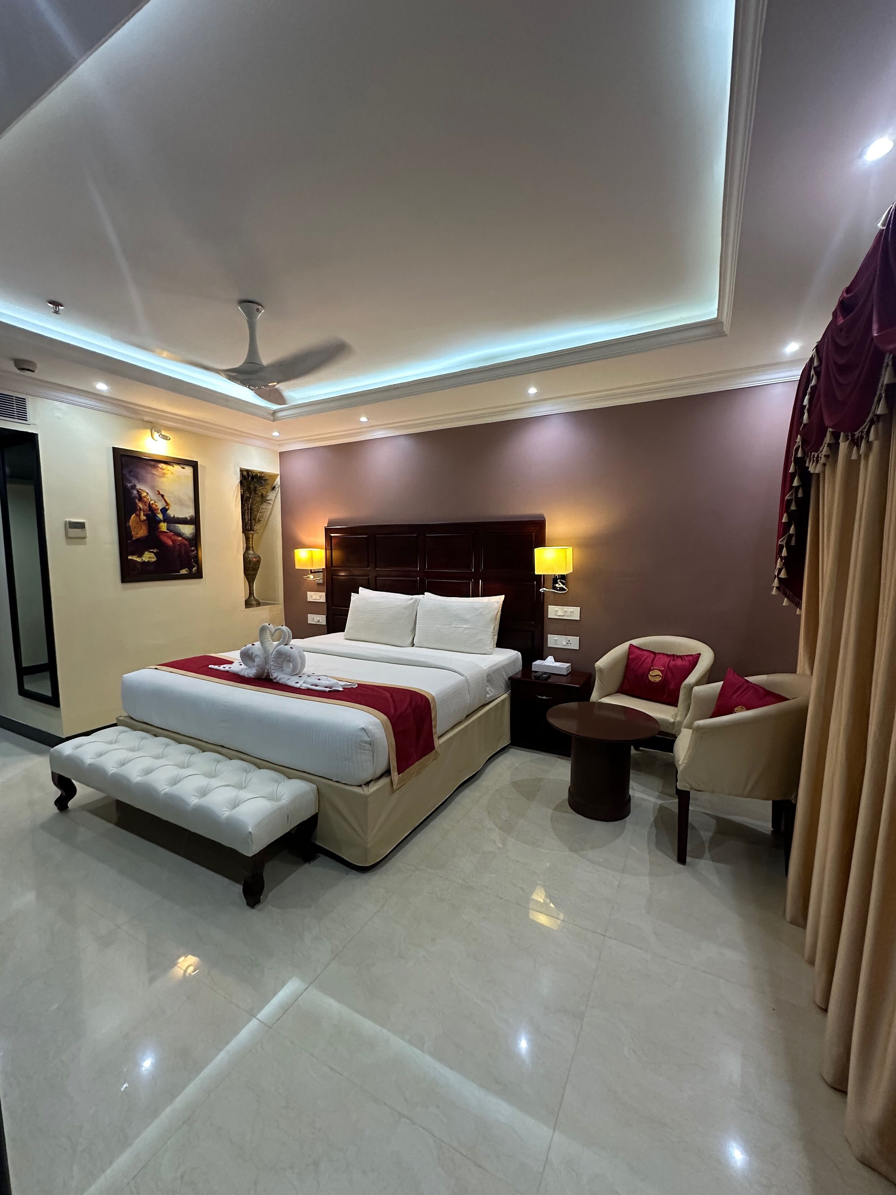 Deluxe Suite | Hypo-allergenic bedding, minibar, in-room safe, individually decorated