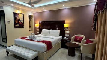 Deluxe Suite | Hypo-allergenic bedding, minibar, in-room safe, individually decorated