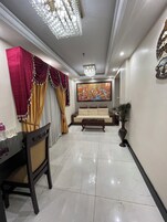 Deluxe Suite | Living area