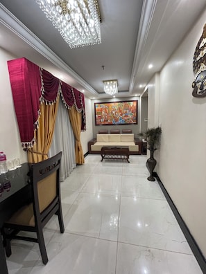 Deluxe Suite | Living area - Sajjoys Hotel (Varkala)