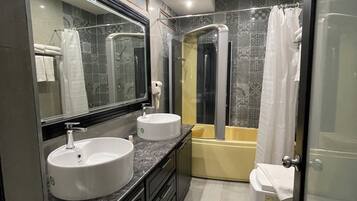 Deluxe Suite | Bathroom