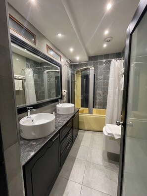 Deluxe-suite | Badeværelse | Gratis toiletartikler, hårtørrer, hjemmesko, håndklæder
