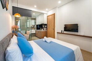 Chambre Premier | Bureau, fer et planche à repasser, accès au Wi-Fi (inclus)