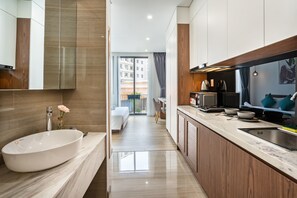 Chambre Deluxe | Cuisinette privée | Four à micro-ondes, cafetière-théière, bouilloire électrique
