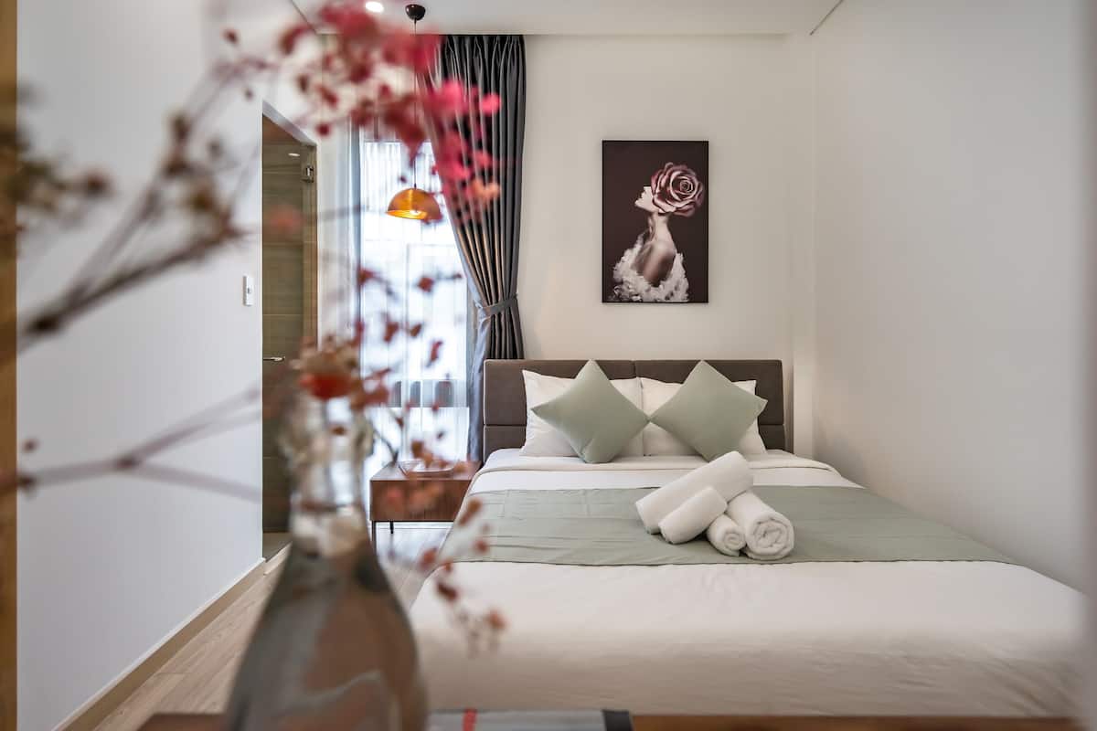 Executive Room | Desk, iron/ironing board, free WiFi