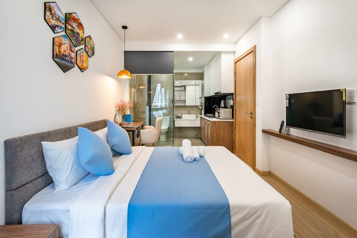 Premier Room | Desk, iron/ironing board, free WiFi