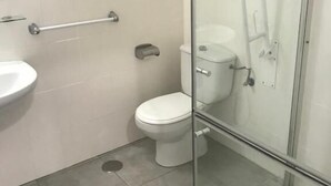 Triple Room, Private Bathroom | Bathroom | Towels - Pension Barlovento (Málaga)