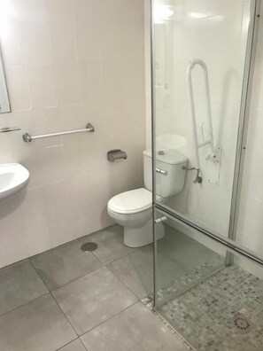 Triple Room, Private Bathroom | Bathroom | Towels