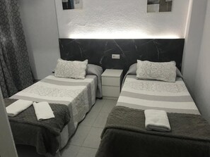 Twin Room, Private Bathroom - Pension Barlovento (Málaga)