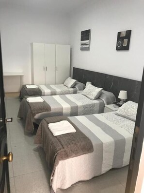 Triple Room, Private Bathroom - Pension Barlovento (Málaga)